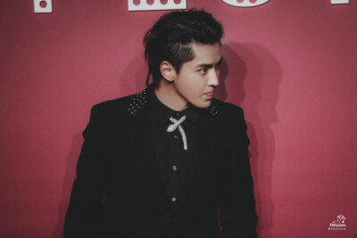 吴亦凡##吴亦凡代言宝格丽# 如果来生成为雪就能够落到您的肩上了@mr
