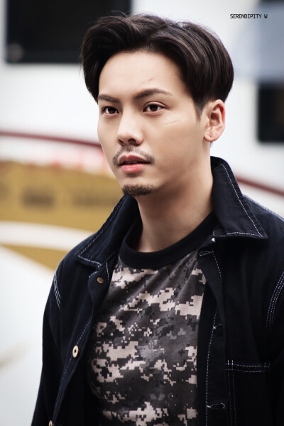 【陈伟霆 william chan】橙红年代 刘子光 探班 2730 x 4096 px (图源