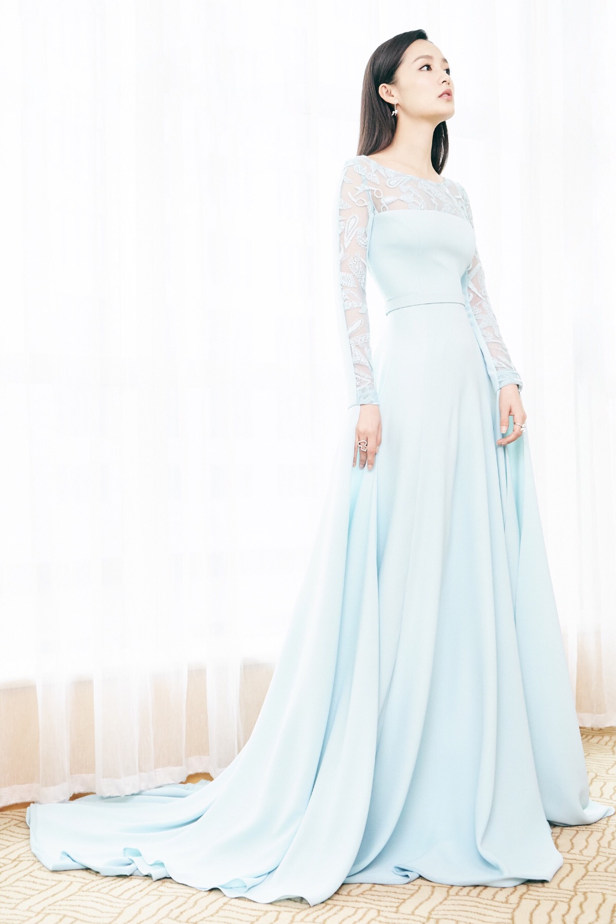 李沁 身着georges hobeika 2018春夏款淡蓝色开叉礼服裙出席#2017时装