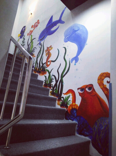 墙绘～给街舞学校楼梯墙上画的海底总动员最喜欢这只大章鱼了!