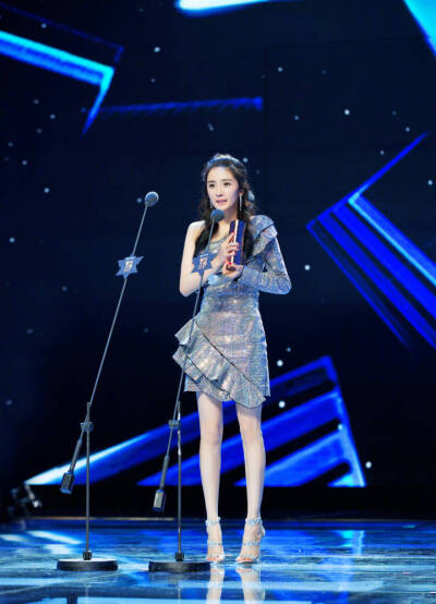 杨幂2017腾讯视频星光大赏,荣获"年度综艺之星"和"vip之星"奖项