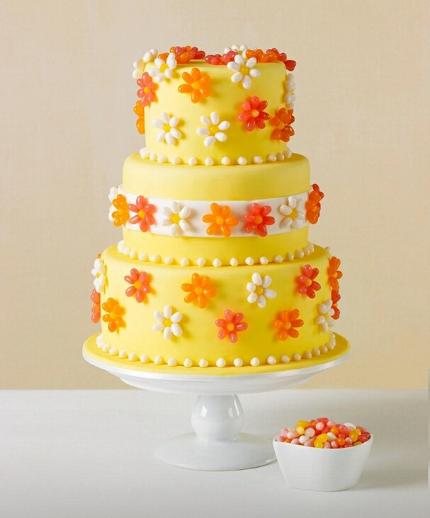 黄色三层蛋糕,点缀上花朵型糖果,温馨,简单,贵气十足