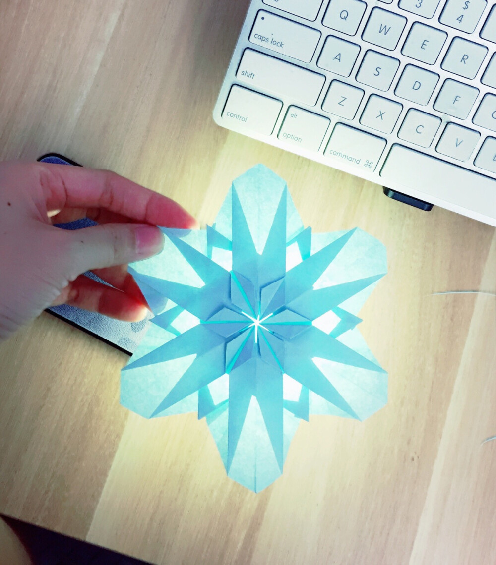 折纸——发光的蓝色雪花