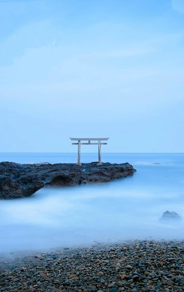 鸟居是类似牌坊的日本神社附属建筑代表神域的入口