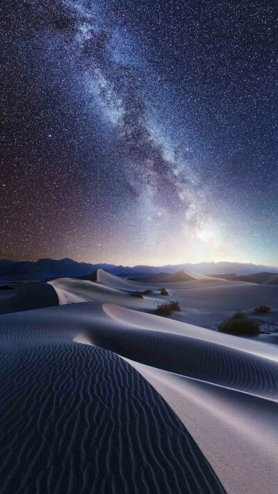 璀璨的星河倾泻而下,化作点点繁星散落在沙漠中,点亮了寂静的夜晚