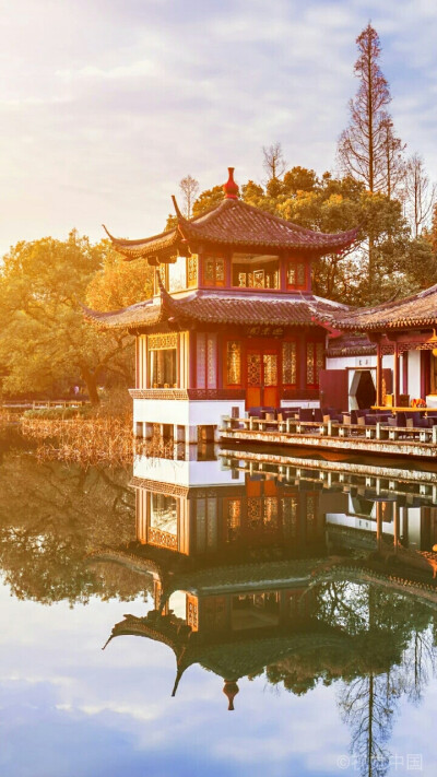 天人合一同样体现在中国古建筑的发展中,促进了建筑与自然的互相协调