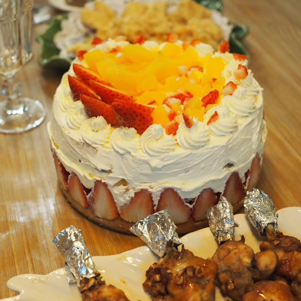 西式精致黄桃糕点糕点蛋糕奶油摄影图配图高清摄影大图-千库网