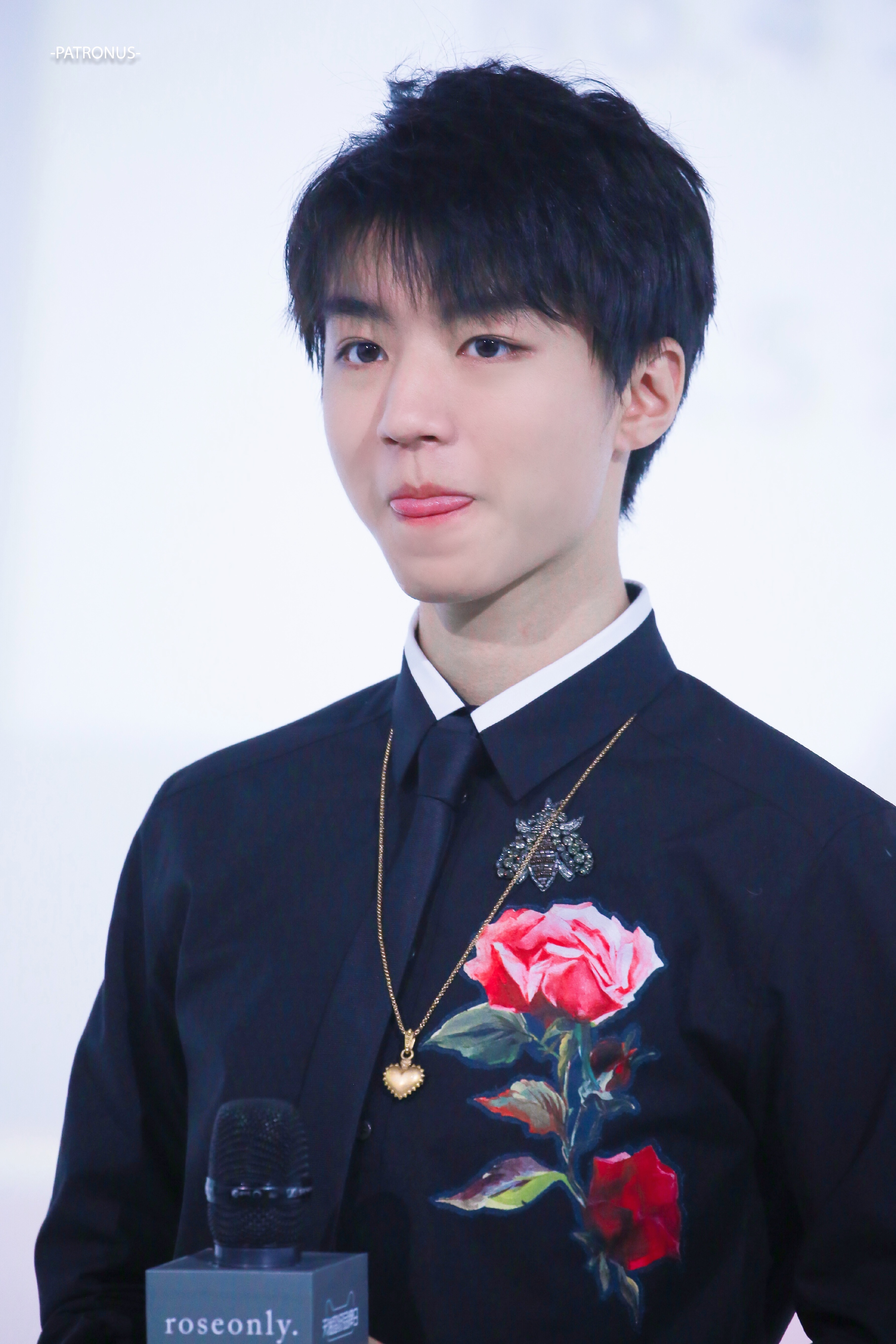 王俊凯×2018.02.07roseonly天猫超级品牌日×cr:logo