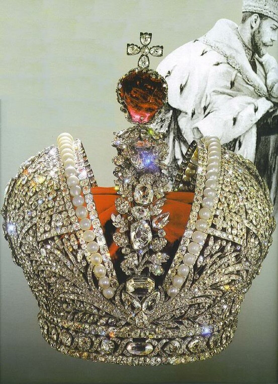 流光溢彩的大皇冠上总共镶嵌了2858克拉重的4836颗钻石,其中装饰冠顶