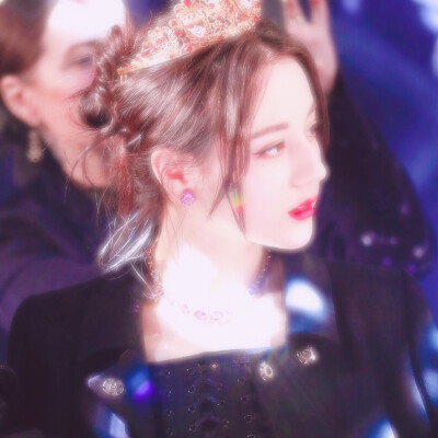 迪丽热巴抱恐龙