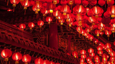 马来西亚吉隆坡的乐圣岭天后宫也悬挂起排排大红灯笼,这多多少少给在