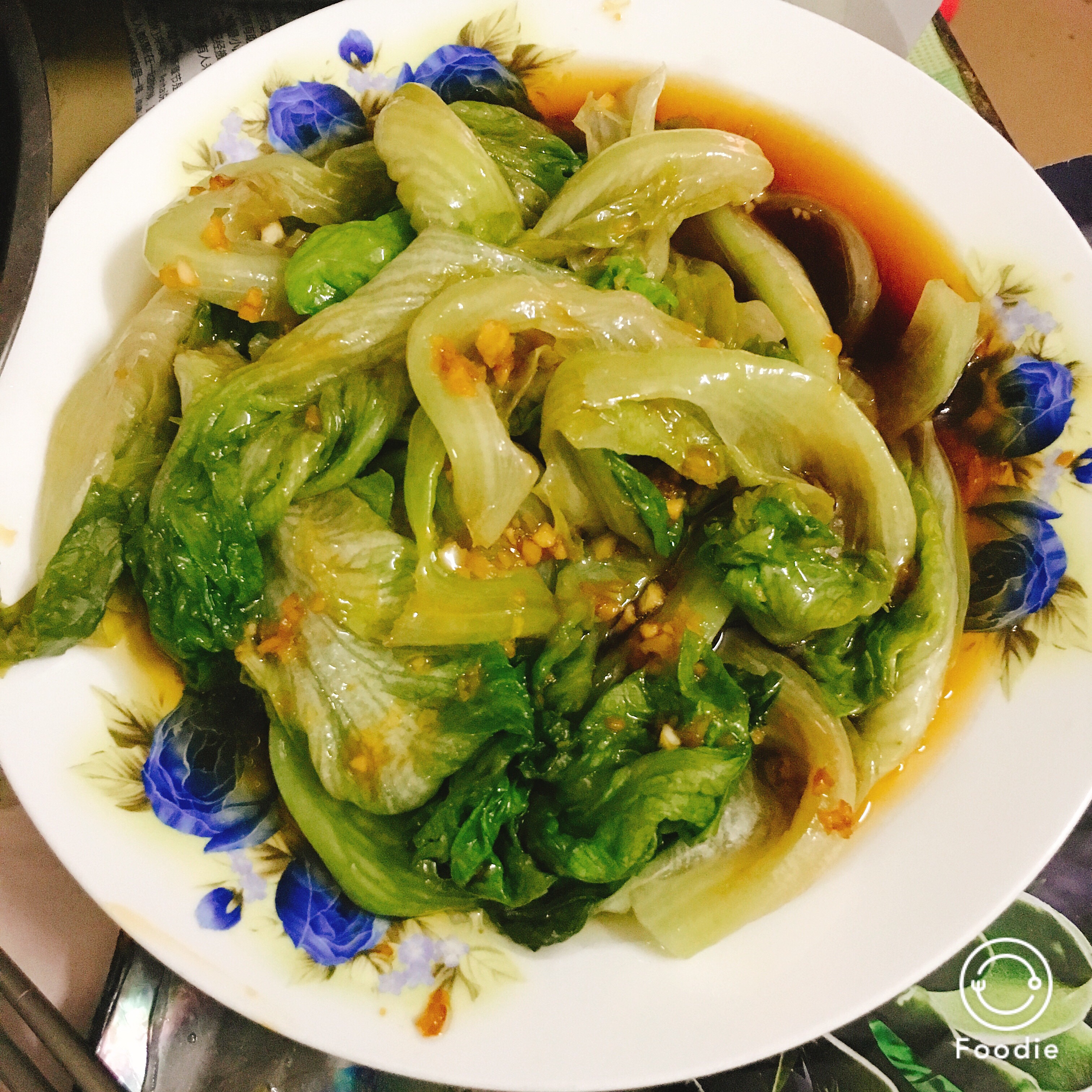 【拌生菜】生菜灼熟捞起,加蒜泥,少许酱油,少许盐拌均匀,最后淋上熟油