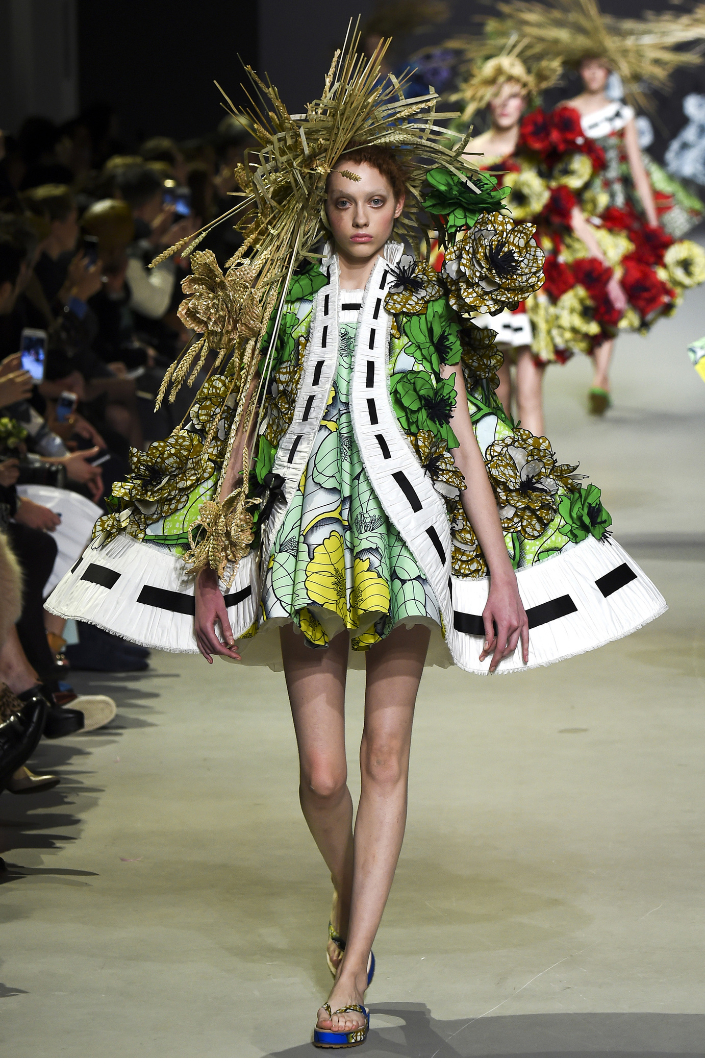 Viktor+&+Rolf+2015春夏时装秀融合了种种乡… - 堆糖，美图壁纸兴趣社区