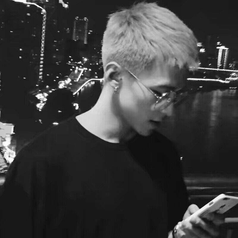 李挽忱 男生头像 黑白