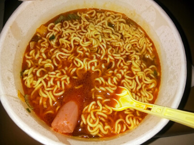 为了省钱只能吃泡面(;(;`)