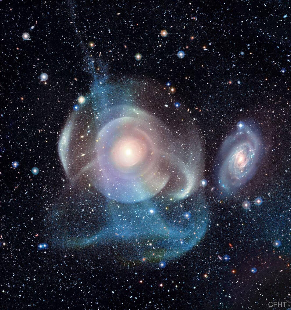 该星系以存在形成原因不明的潮汐尾而闻名 星等 11.
