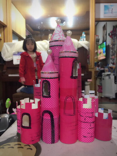 手工作业,用卷纸筒芯做的粉粉的城堡