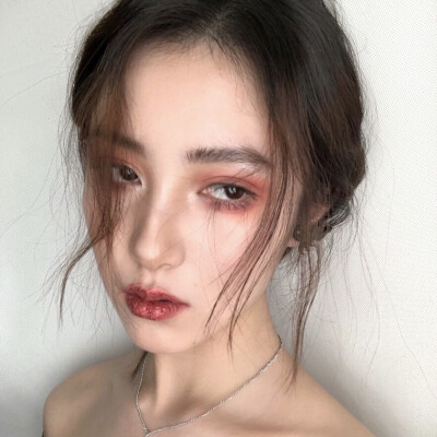 忧郁气质小姐姐