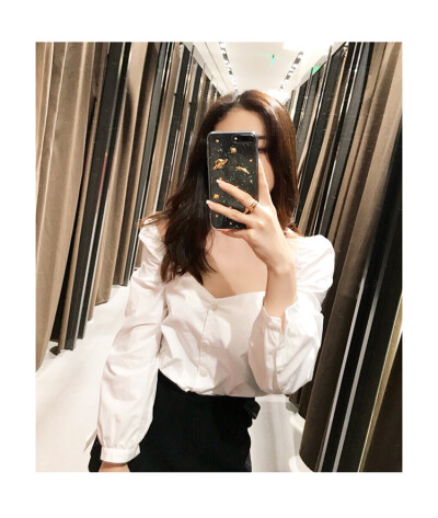 白色衬衫背影女