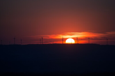 橙红色的夕阳图片接近黄昏时,夕阳通常为橙红色.