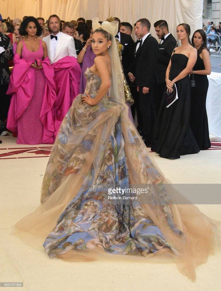 ariana grande a妹 god is a woman 现身今年met gala