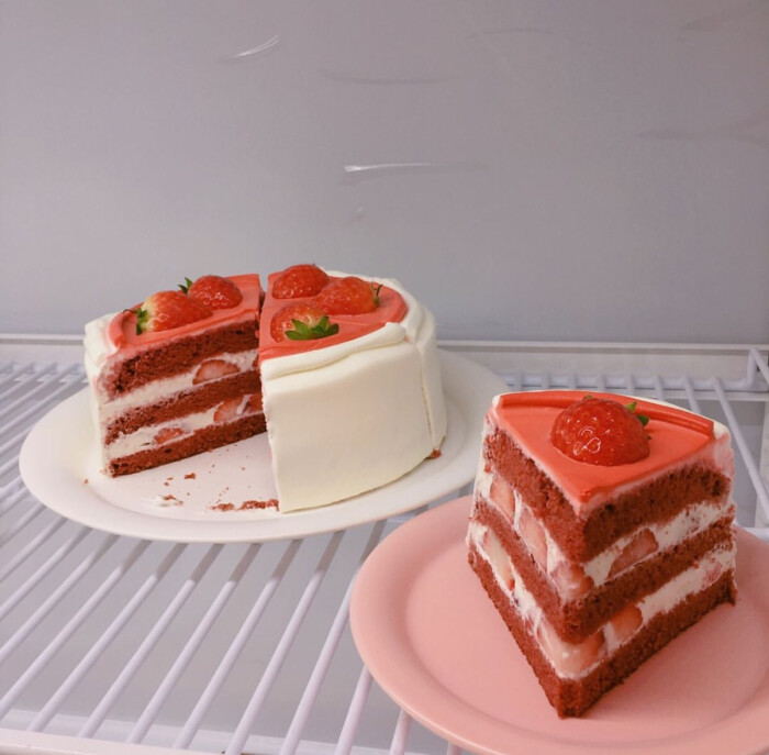 分享图片～ins美图,甜点,烘焙,下午茶,蛋糕,草莓水果蛋糕,抹茶冰饮