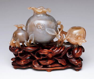 「玛瑙石榴」(pomegranates)摆件,18世纪由玛瑙雕刻制作,底座为木雕