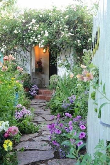 理想的家入户庭院:有一条不需要太长的小径,两边长满明亮的植物,开著