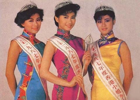 1987年香港小姐,从左至右依次为:亚军李美凤,冠军杨宝玲,季军林颖娴.