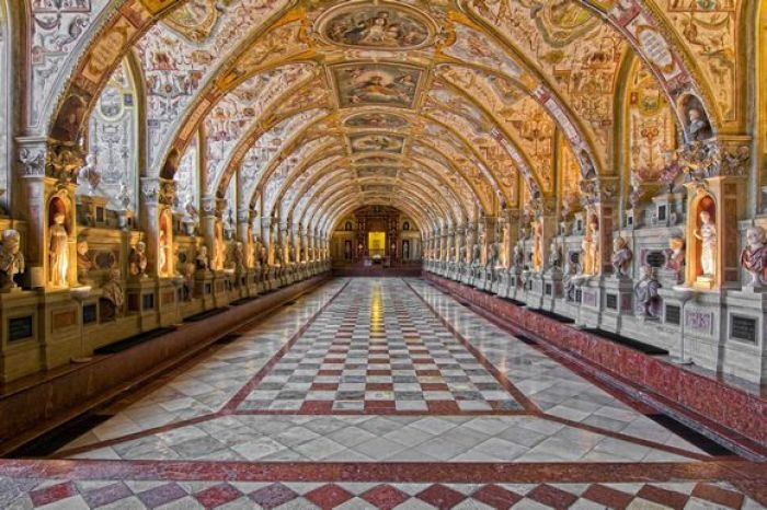慕尼黑皇宫,文艺复兴风格的雕塑大厅,古朴而宏伟,令人惊叹.