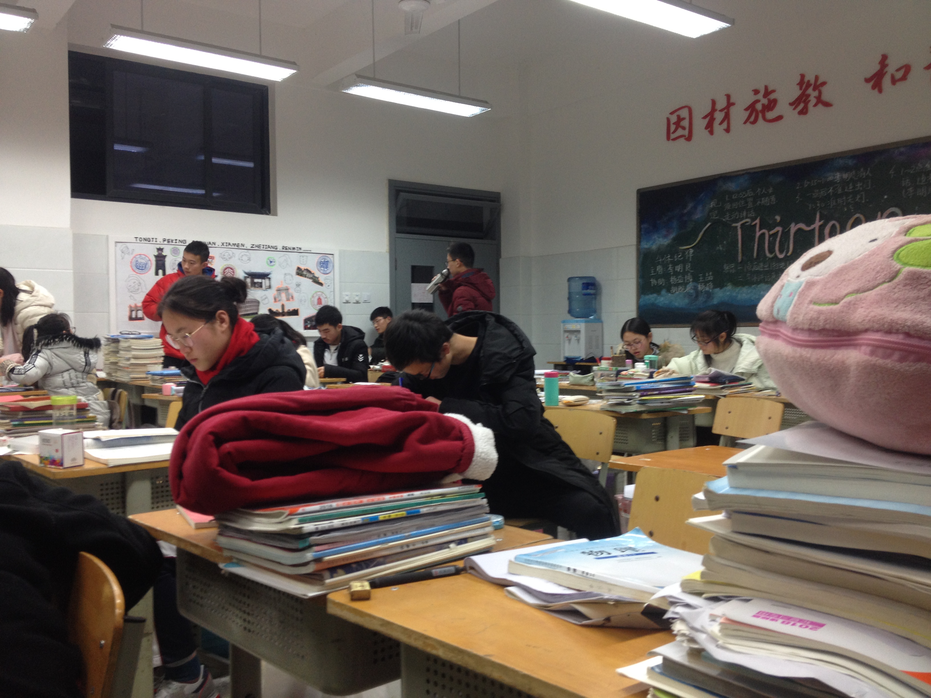 开学日：高考98天倒计时，高三学子复习忙_观海新闻