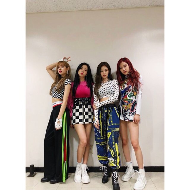 blackpink粉墨 ros(朴彩英),lisa, jisoo(金智秀),jennie(金珍妮)