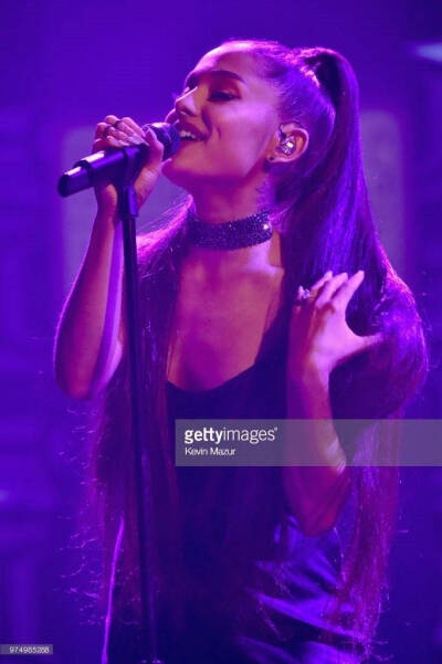 a妹arianagrande惊喜亮相songwriter"s hall of fame表演歌曲"be