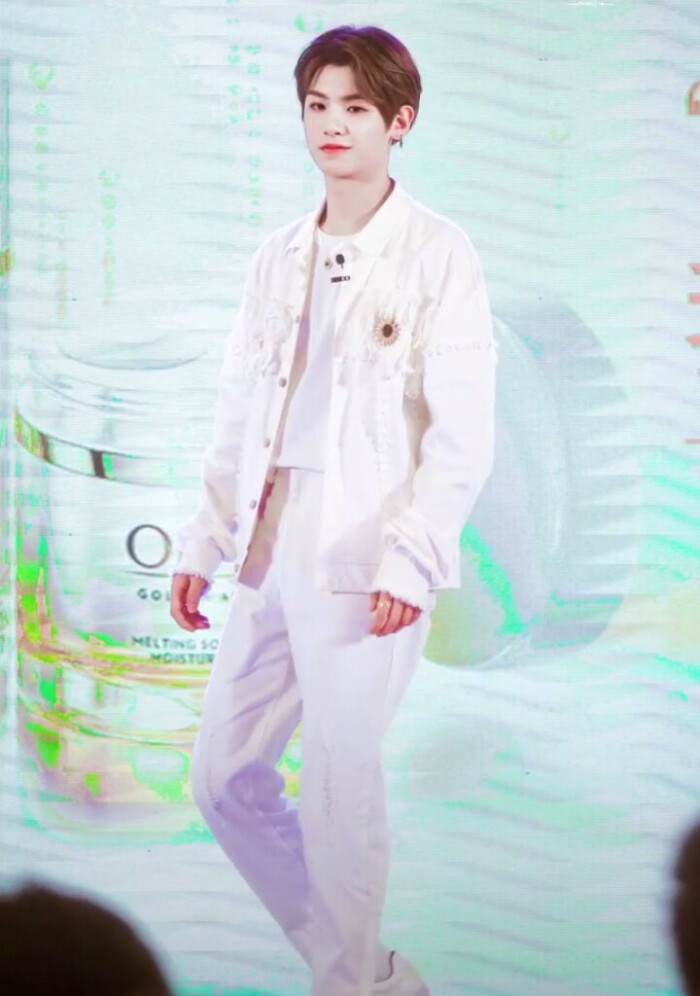 黄明昊 