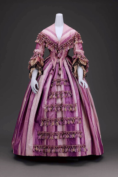1850年代古董裙,很怡人的紫色条纹面料,洛可可式袖子,前摆与披肩,上