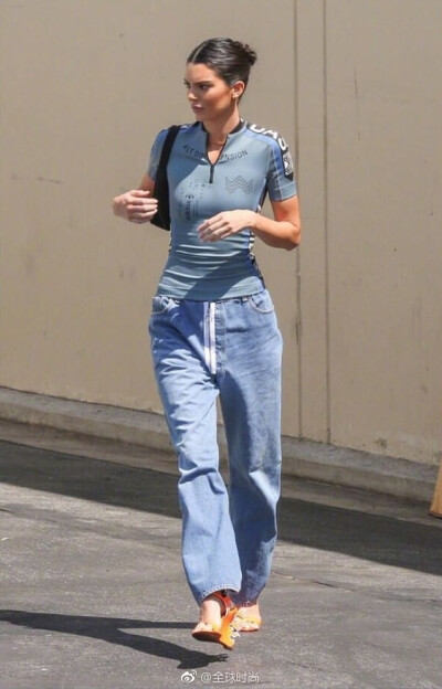 时尚明星#kendalljenner# 近日驾车外出工作,蓝色运动短袖搭配牛仔裤