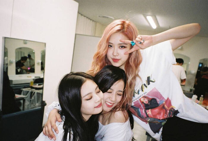 blackpink粉墨 ros(朴彩英,lisa jisoo(金智秀,jennie(金珍妮)