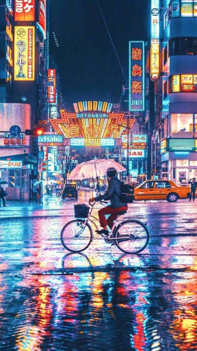 霓虹灯下的日本街头