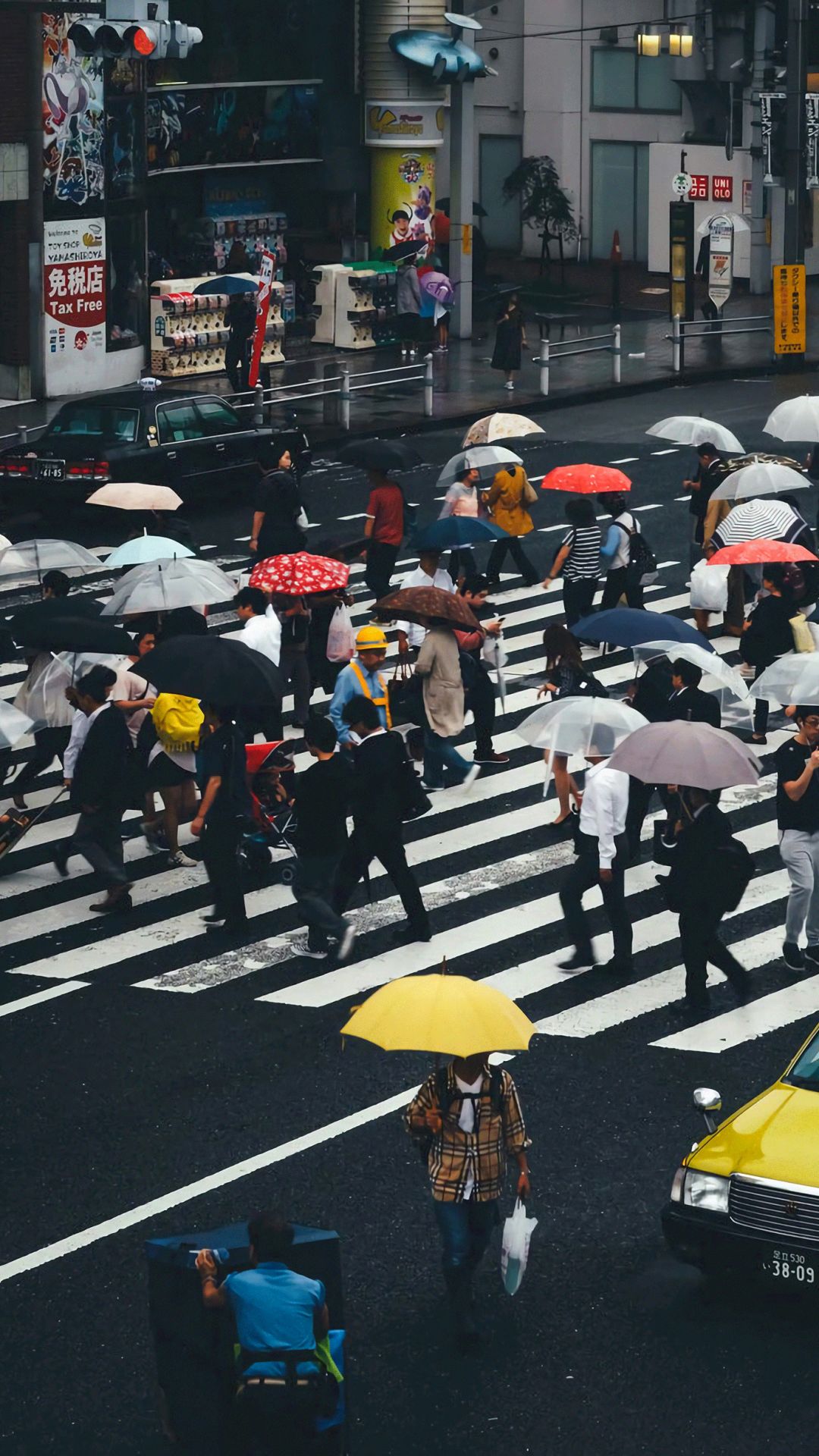 人群熙熙攘攘