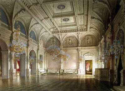 他在圣彼得堡的文艺复兴官邸是在两座旧建筑的工地上建造的,耗资巨大.