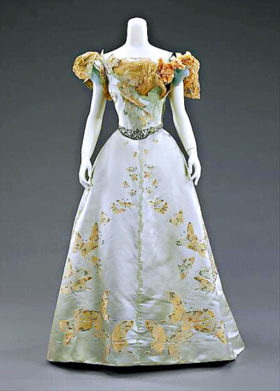 舞会裙,1898年,著名的沃斯时装出品,浅青色的丝绸上印着翩翩飞舞的