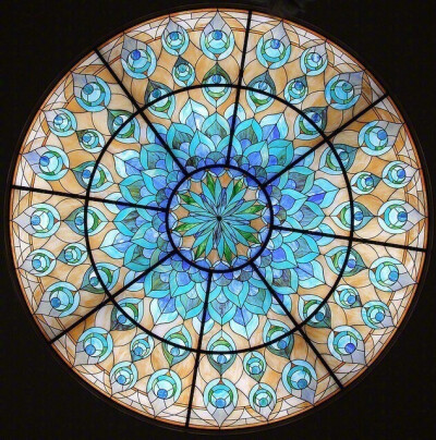 玫瑰窗(the rose window,也称玫瑰花窗,为哥特式建筑的特色之一,指