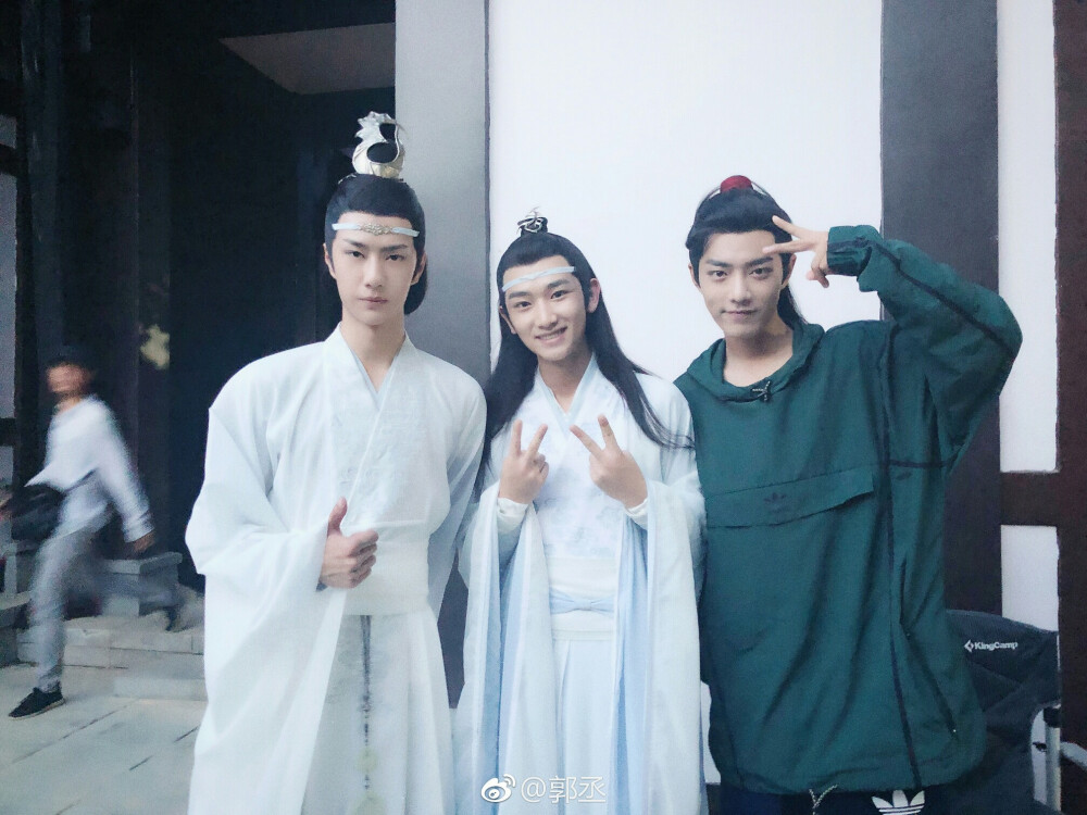 肖战 魏无羡 电视剧《陈情令》杀青合影