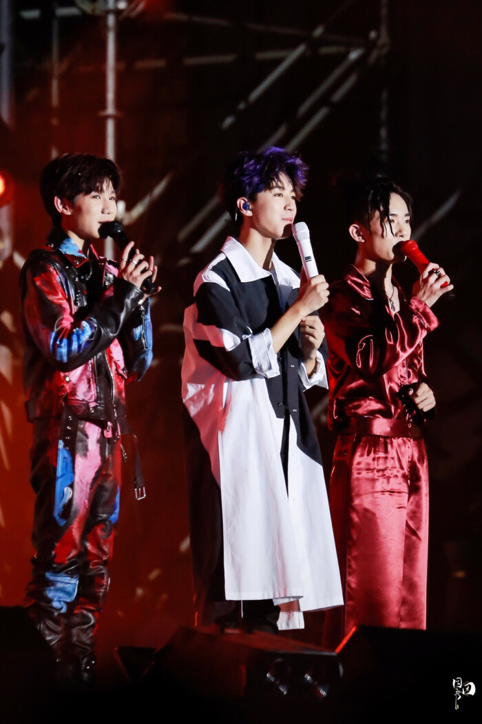 「哥哥 tfboys 来源微博 三人 五周年演唱会 」