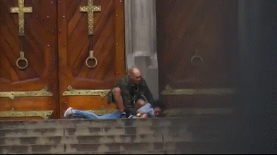 巴西圣保罗大教堂门口发生持枪劫持事件,一个女人质被死死摁在地上.
