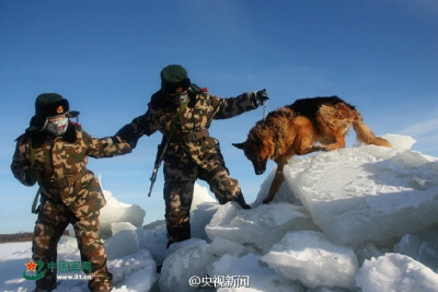 近日,驻守在黑龙江省大兴安岭地区呼玛县的武警边防官兵在零下30℃