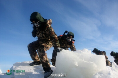 近日,驻守在黑龙江省大兴安岭地区呼玛县的武警边防官兵在零下30℃