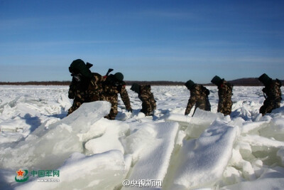 近日,驻守在黑龙江省大兴安岭地区呼玛县的武警边防官兵在零下30℃
