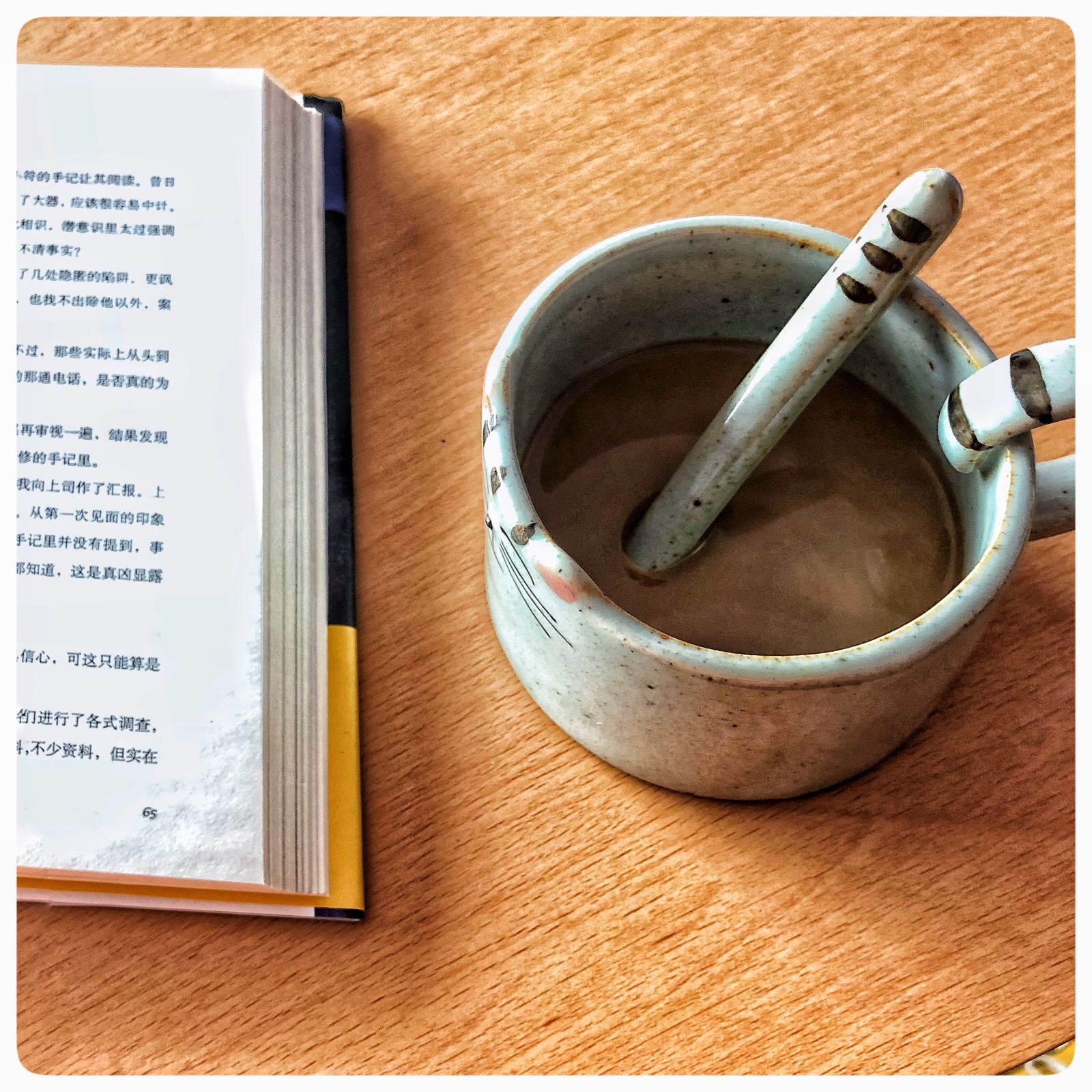翻开的书籍与一杯咖啡悦读时光图片 - 免费可商用图片 - CC0素材网