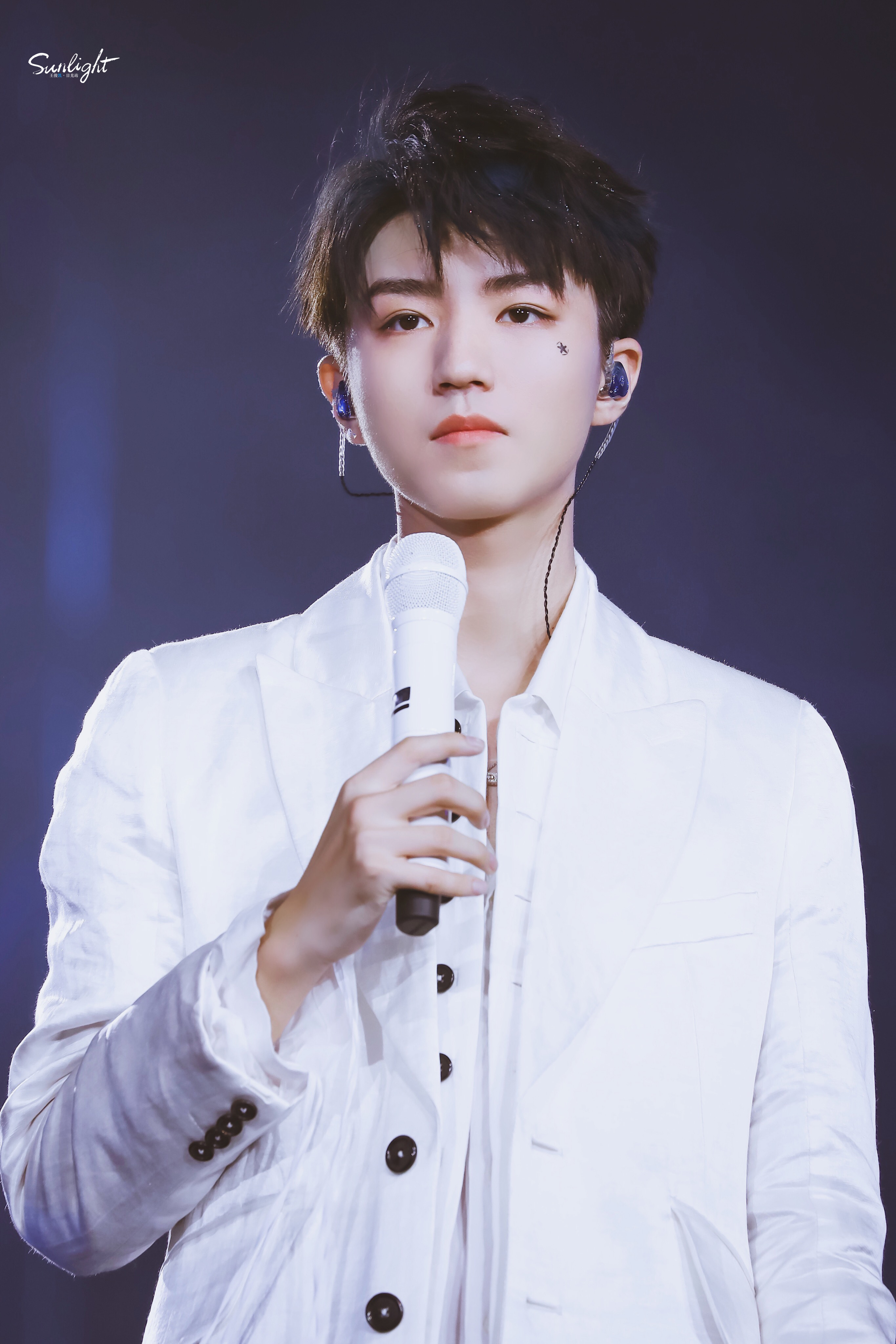 2018.09.22 王俊凯19岁-此刻之外-生日会×cr:logo